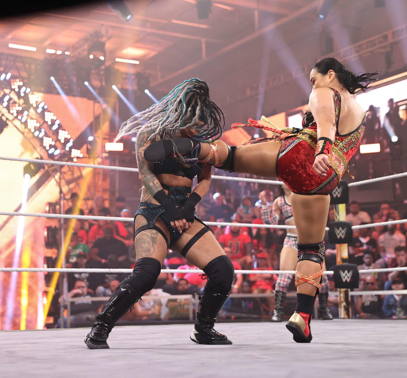 ケイデン・カーターに強烈な左ミドルを蹴りこむ里村明衣子（C）2023 WWE, Inc. All Rights Reserved.