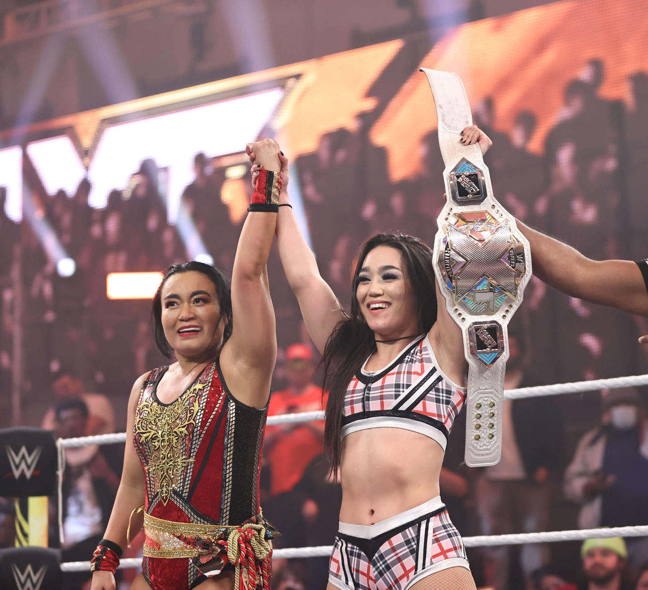 NXT復帰し、ロクサーヌ・ペレス（右）と組んでタッグ戦に勝利した里村明衣子（C）2023 WWE, Inc. All Rights Reserved.