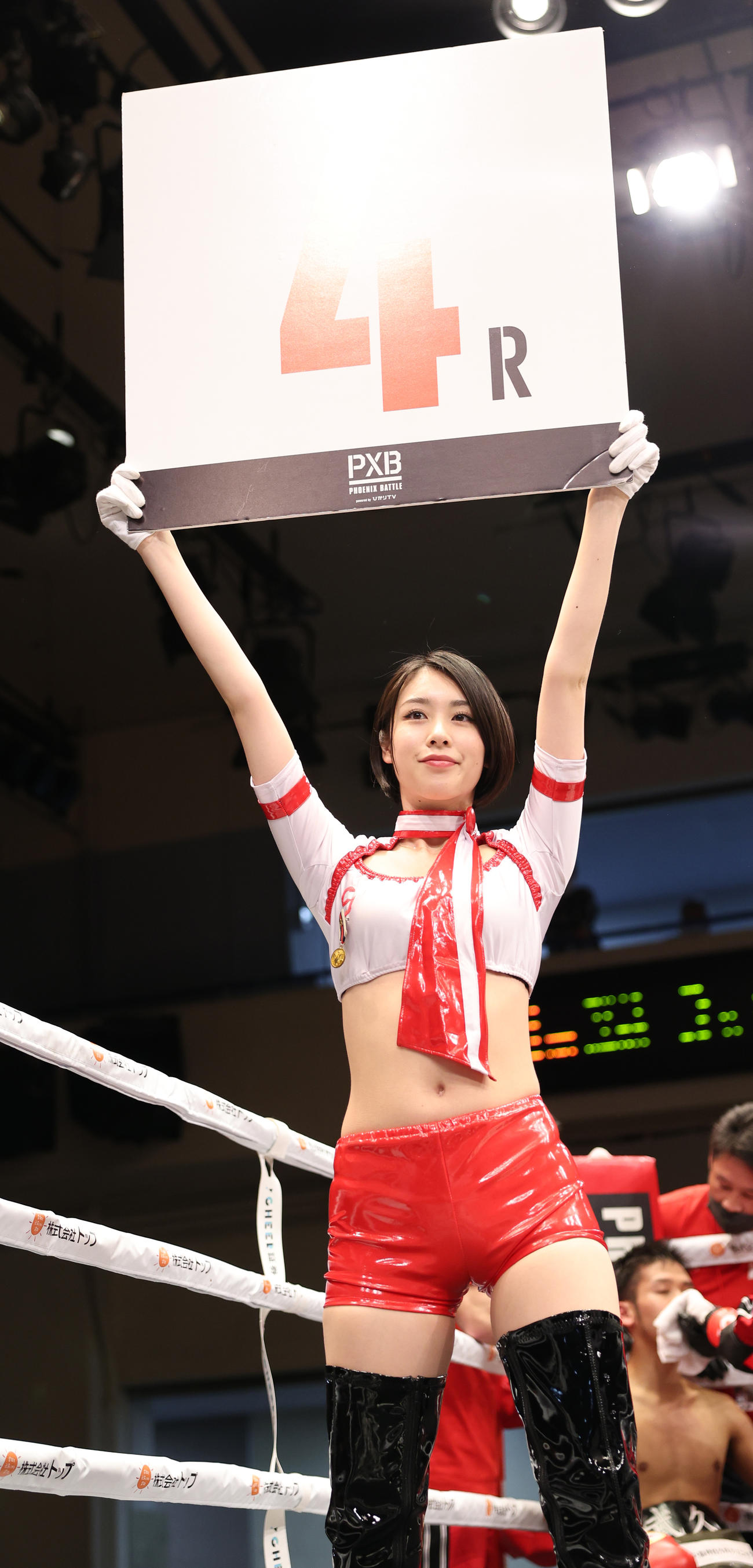 ラウンドガールのCHIAKI（撮影・中島郁夫）