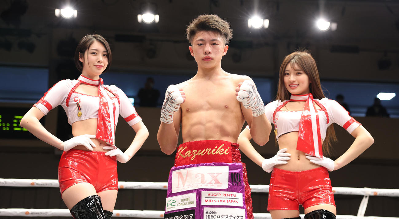 名和にTKO勝ちした阿部。ラウンドガールはCHIAKI（左）とMIYABI（撮影・中島郁夫）