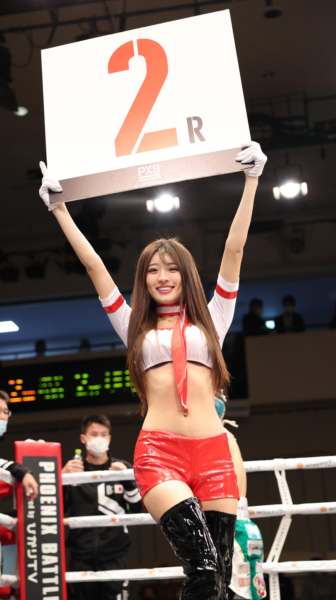 ラウンドガールのMIYABI（撮影・中島郁夫）