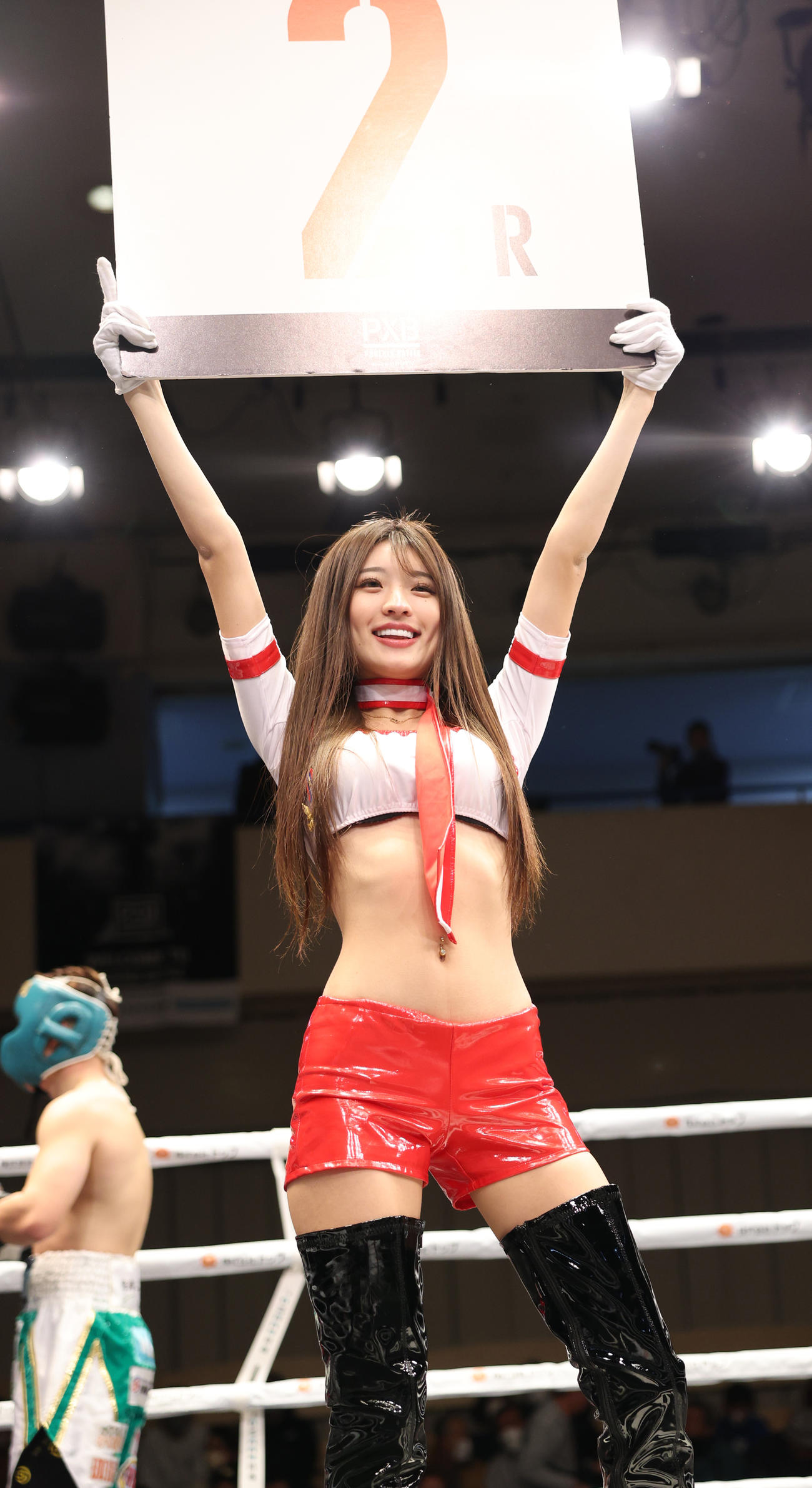 ラウンドガールのMIYABI（撮影・中島郁夫）