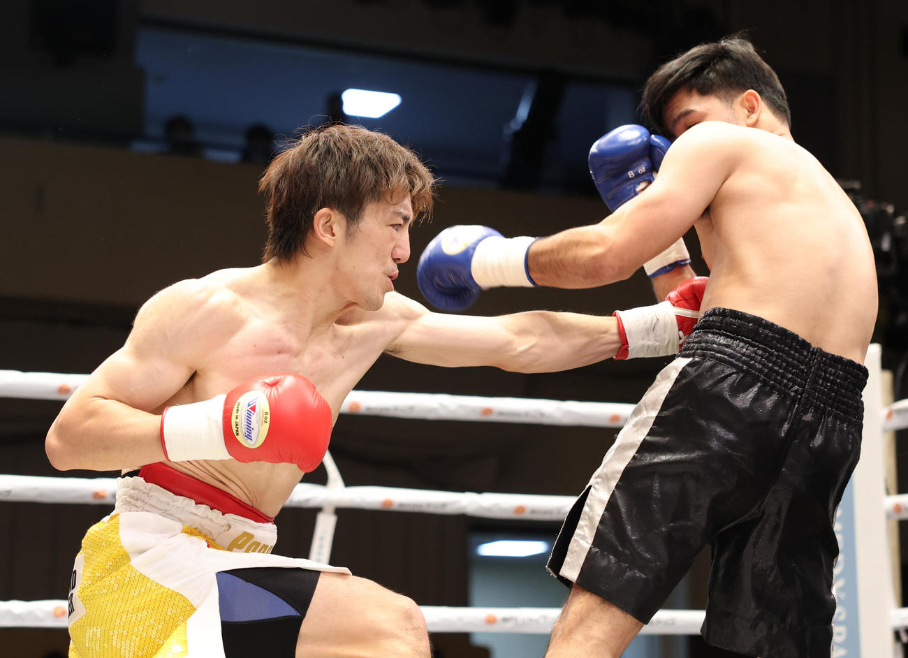 パコーン・アイエムヨッド（右）に左ボディーを打ち込む井上浩樹（撮影・中島郁夫）