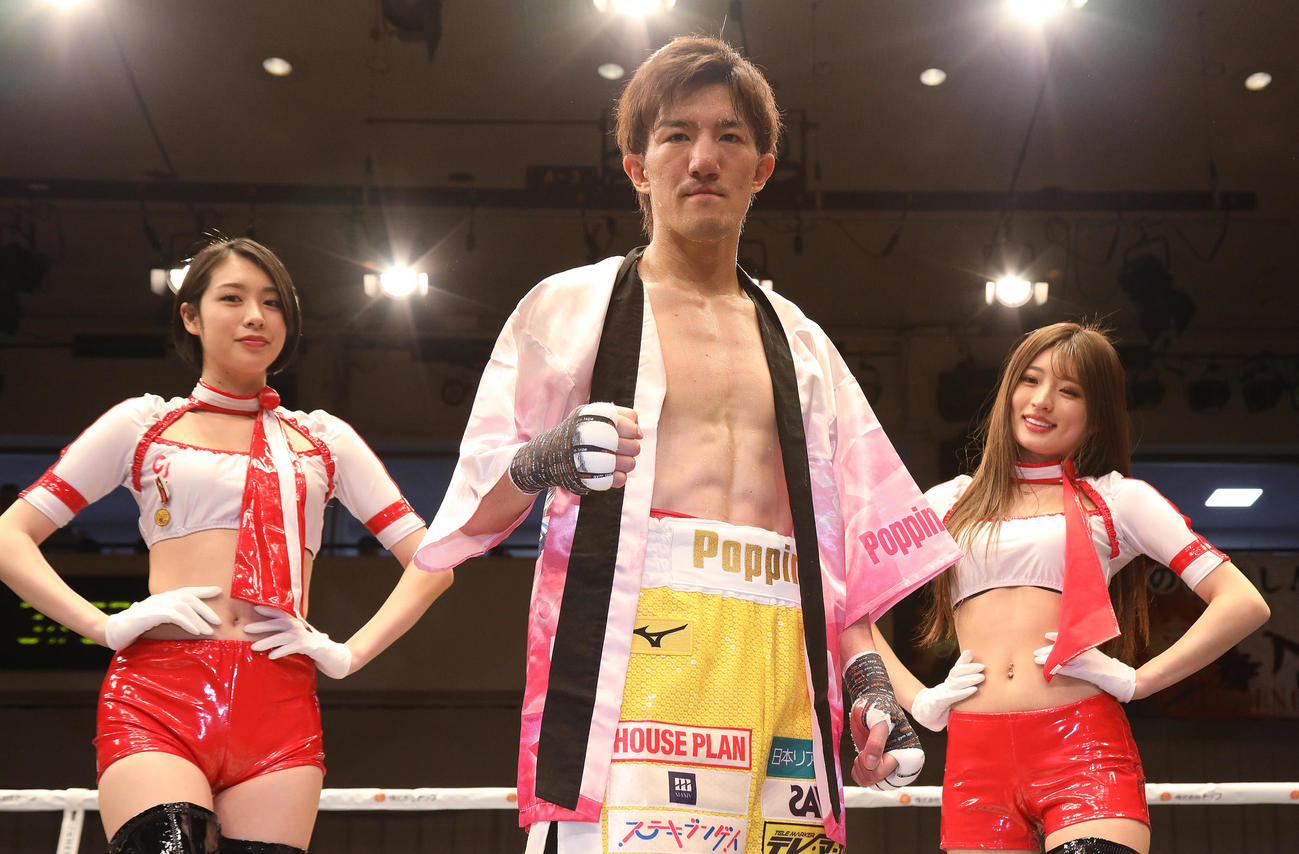 ラウンドガールのCHIAKI（左）、MIYABIと記念撮影する井上浩樹（撮影・中島郁夫）
