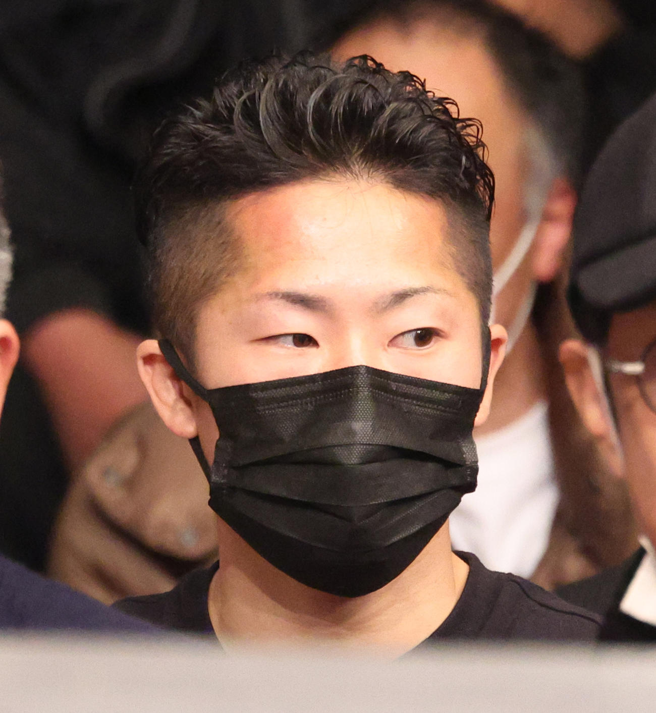 リングに熱視線を送る井上拓真（撮影・中島郁夫）