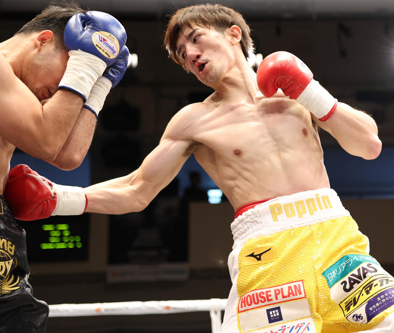 パコーン・アイエムヨッド（左）に右ボディーを打ち込む井上浩樹（撮影・中島郁夫）