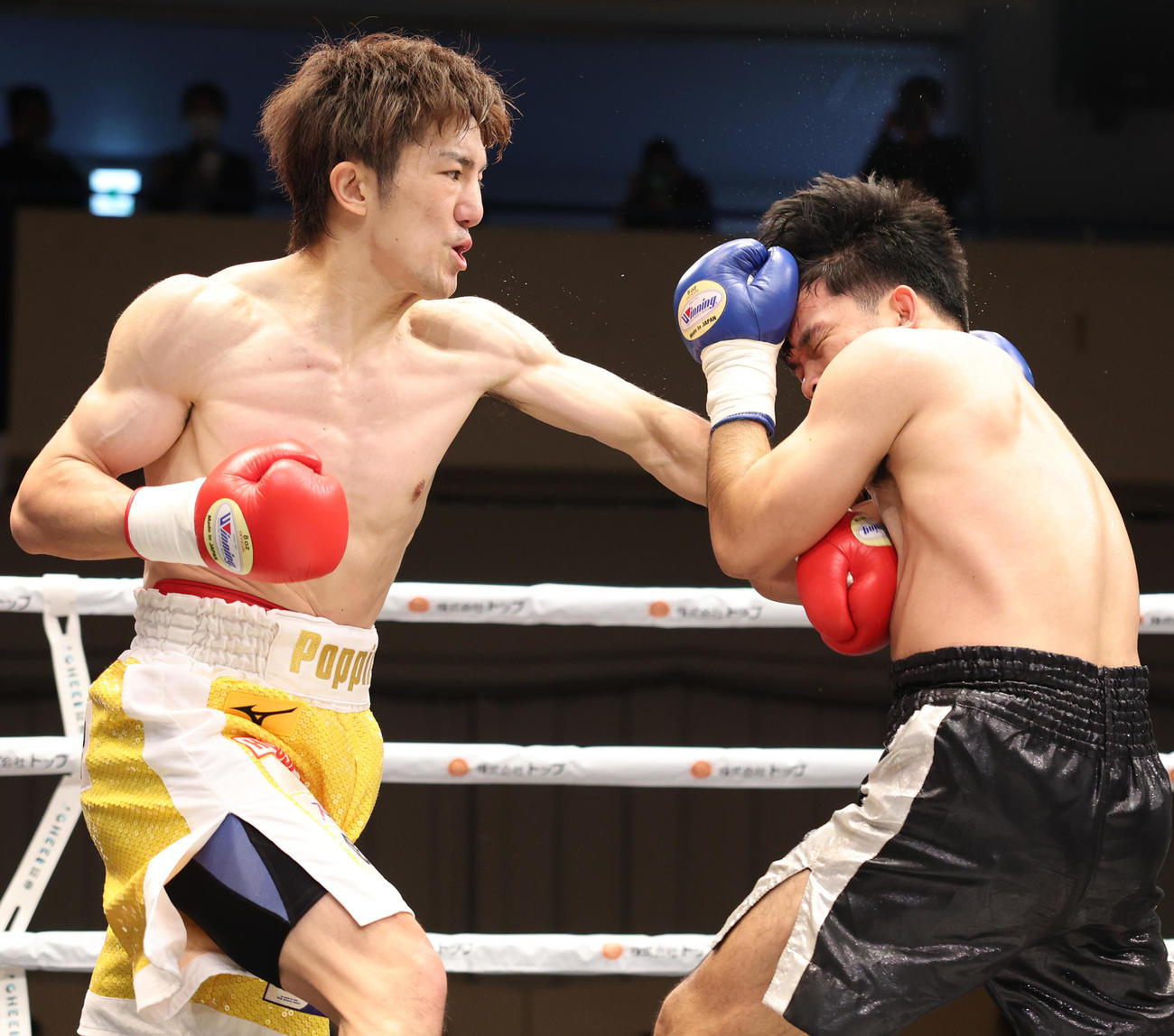 パコーン・アイエムヨッド（右）に左ボディーを打ち込む井上浩樹（撮影・中島郁夫）
