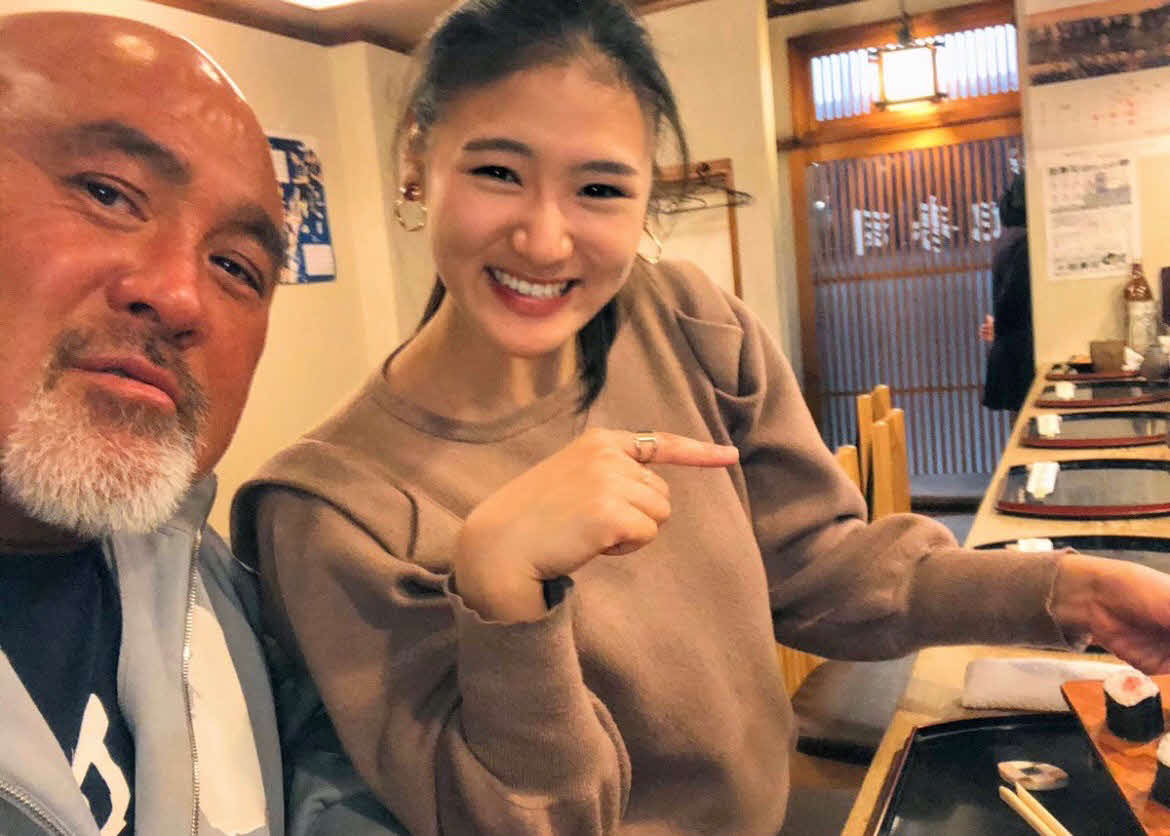 武藤敬司（左）と写真に納まる霧愛（本人提供）