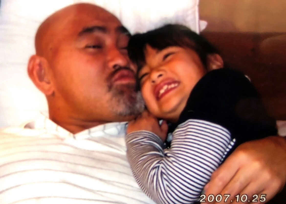 武藤（左）にキスされる霧愛（本人提供）