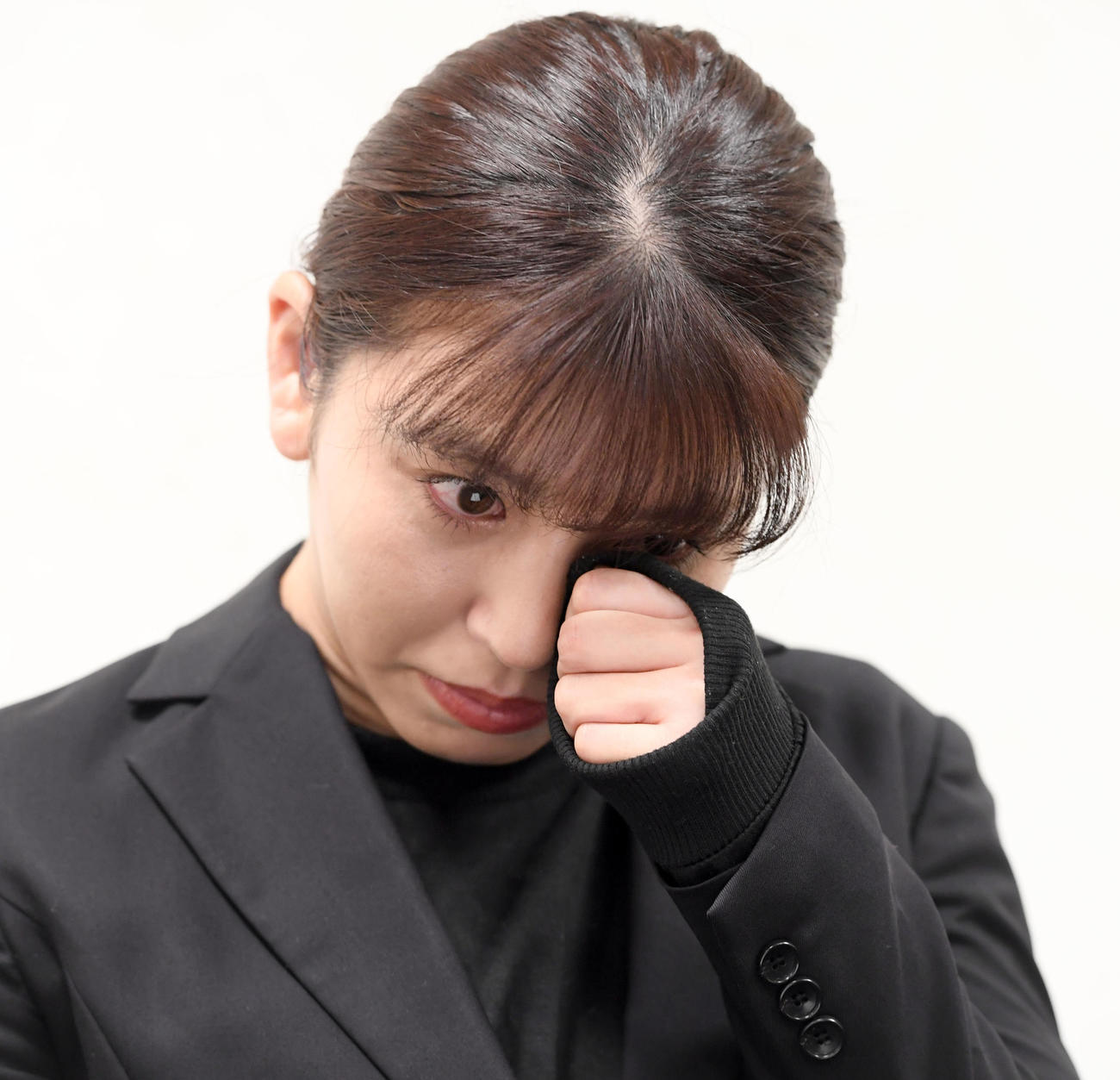 謝罪の言葉を口にするぱんちゃん璃奈（撮影・たえ見朱実）