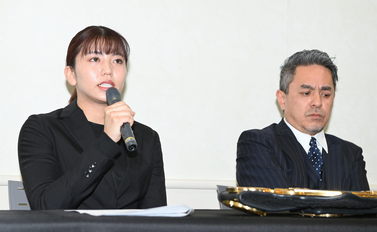 会見に臨んだぱんちゃん璃奈（左）と宮田充KNOCK OUTプロデューサー（撮影・たえ見朱実）