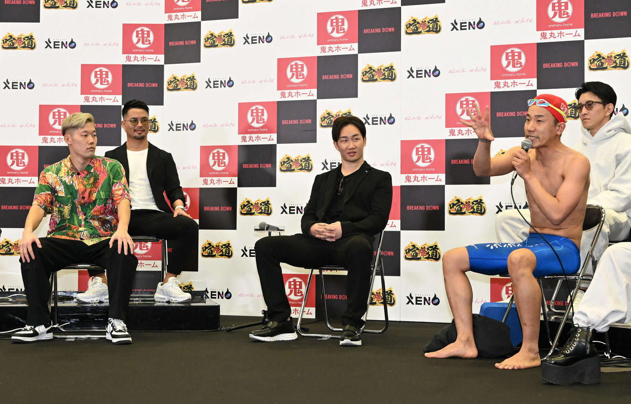 本多スイミングスクール（右から2人目）はぬりぼう（左）とやり合う。中央は朝倉未来（撮影・滝沢徹郎）