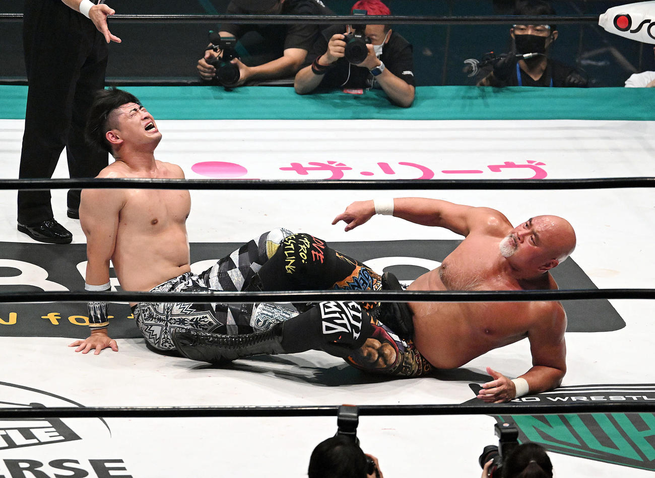 武藤敬司（右）の足4の字固めに苦痛の表情を見せる清宮海斗（2022年7月16日撮影）