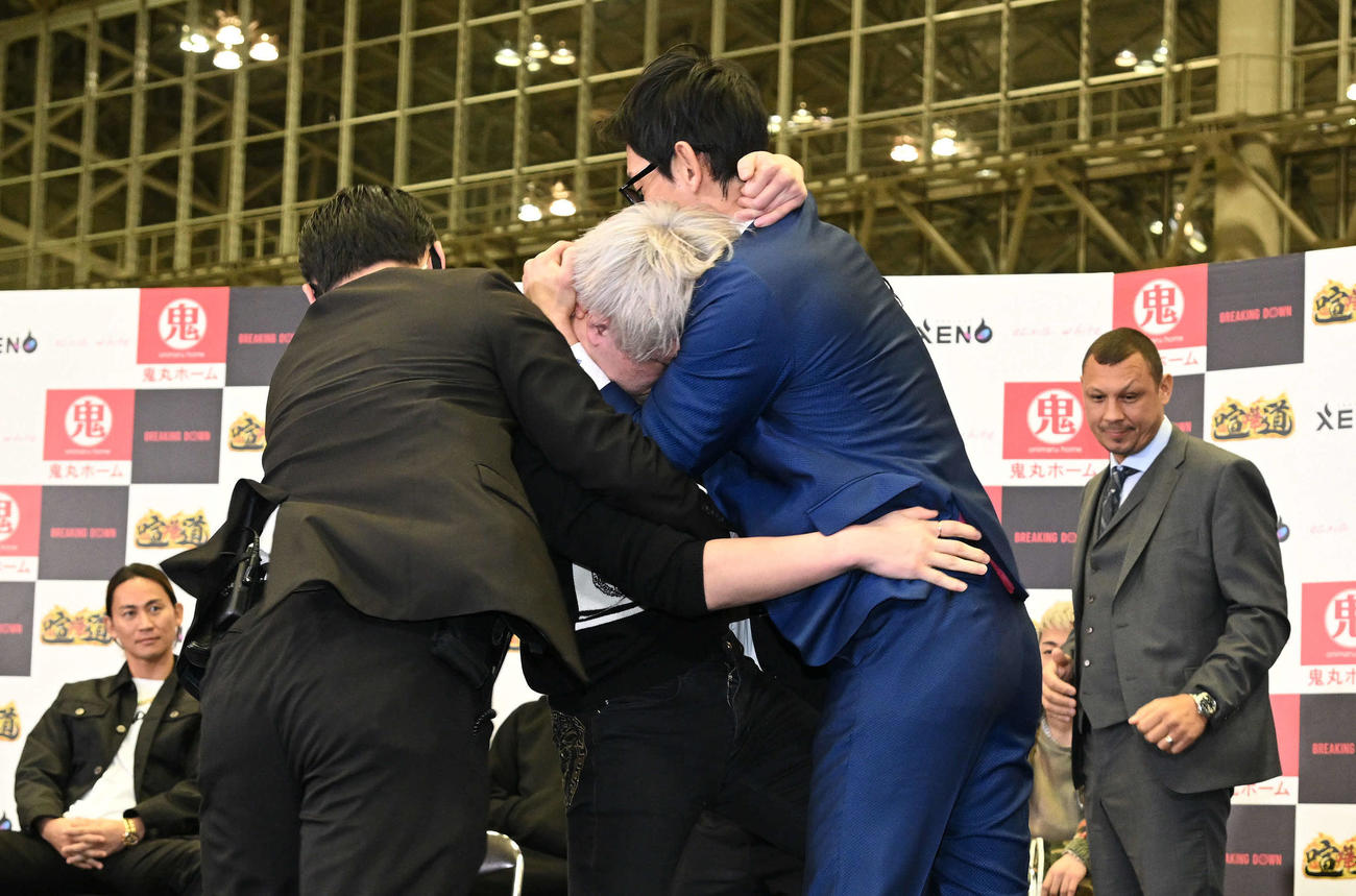 ブレイキングダウン前日会見でもみ合うジョリー（左）と啓之輔（撮影・滝沢徹郎）
