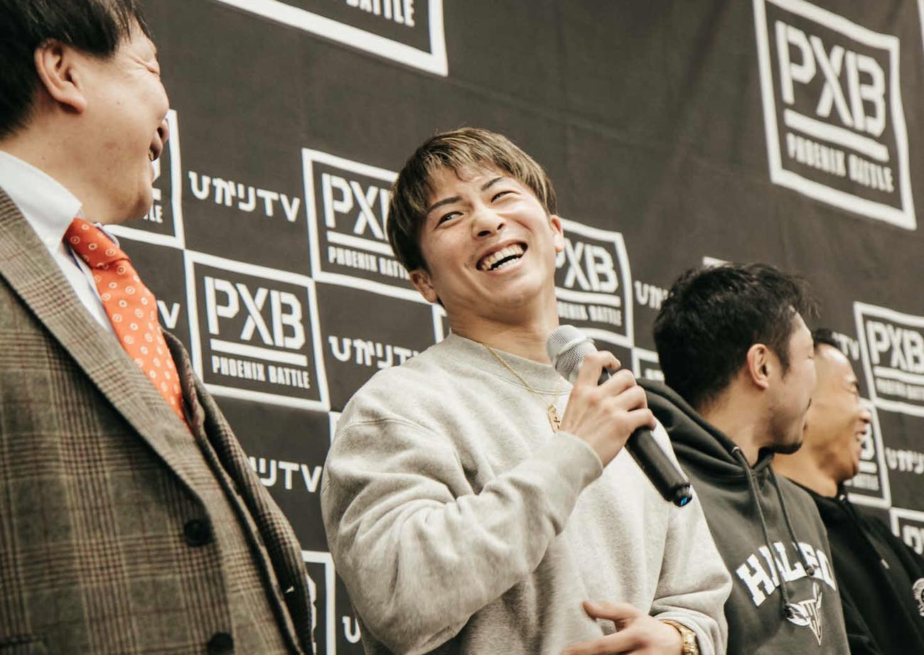 フェニックスバトル・ソウル大会のために韓国遠征し、会見に出席した井上尚弥（左から2番目）。左端は大橋秀行会長（大橋ジム提供）