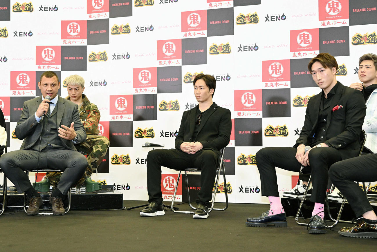 ブレイキングダウン前日会見に臨むアビディ（左）と安保（左から4人目）。左から3人目は朝倉未（撮影・滝沢徹郎）
