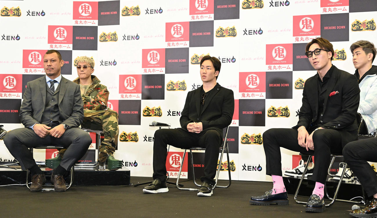 ブレイキングダウン前日会見に臨むシリル・アビディ（左）と安保瑠輝也（右から2人目）。中央は朝倉未来（撮影・滝沢徹郎）