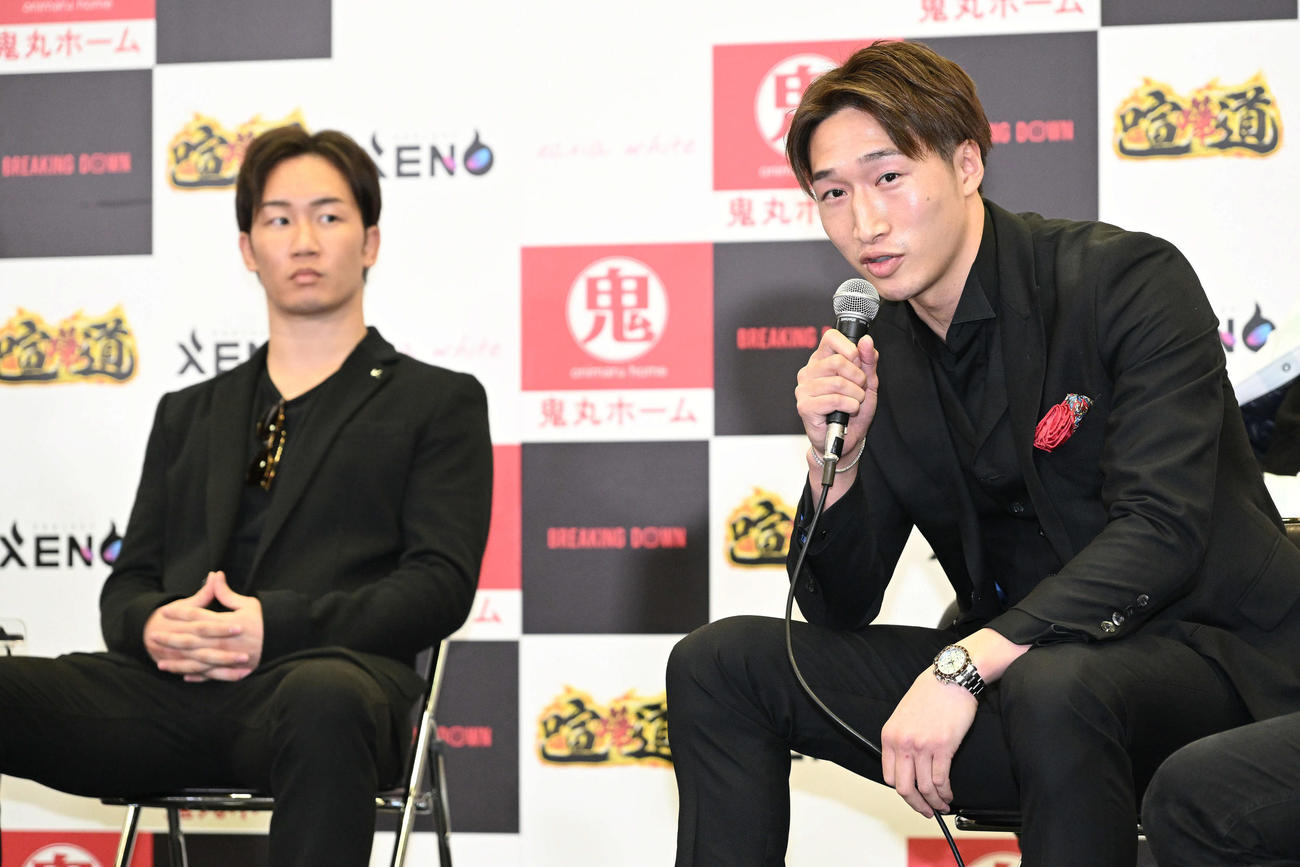 ブレイキングダウン前日会見に臨む安保（左）と朝倉未（撮影・滝沢徹郎）