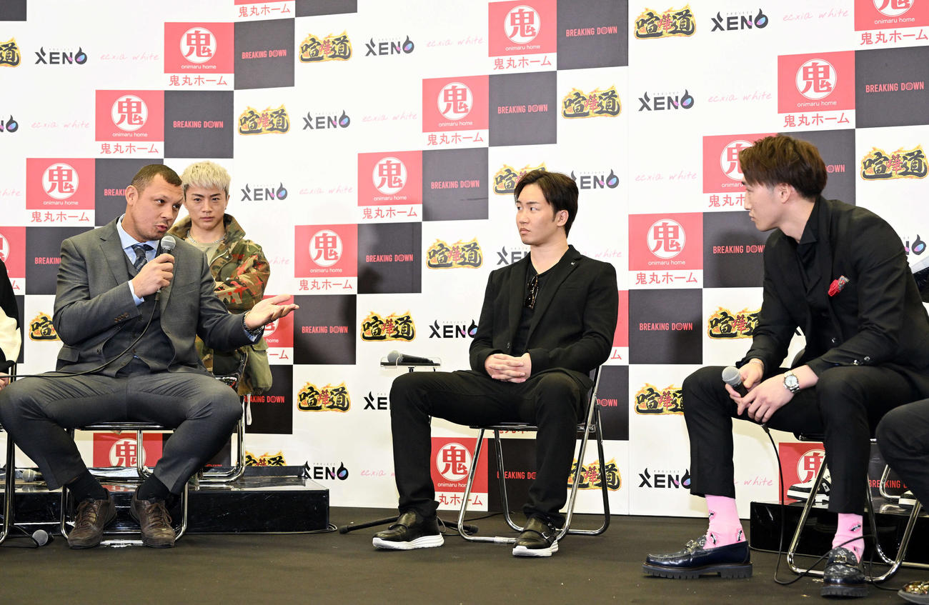 アビディ（左）は安保（右）を見つめ話す。左から3人目は朝倉未（撮影・滝沢徹郎）