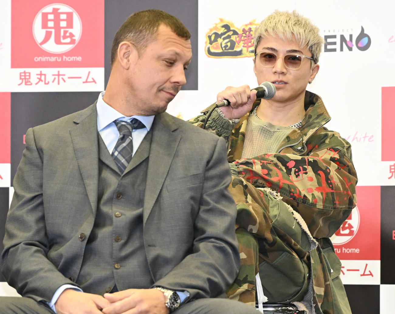 ブレイキングダウン前日会見に臨むYUSHI（後方）とアビディ（撮影・滝沢徹郎）