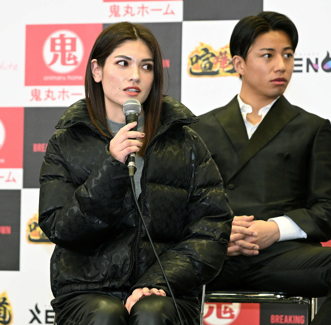 宮里かおり（手前）は、はろーあにーを挑発する（撮影・滝沢徹郎）