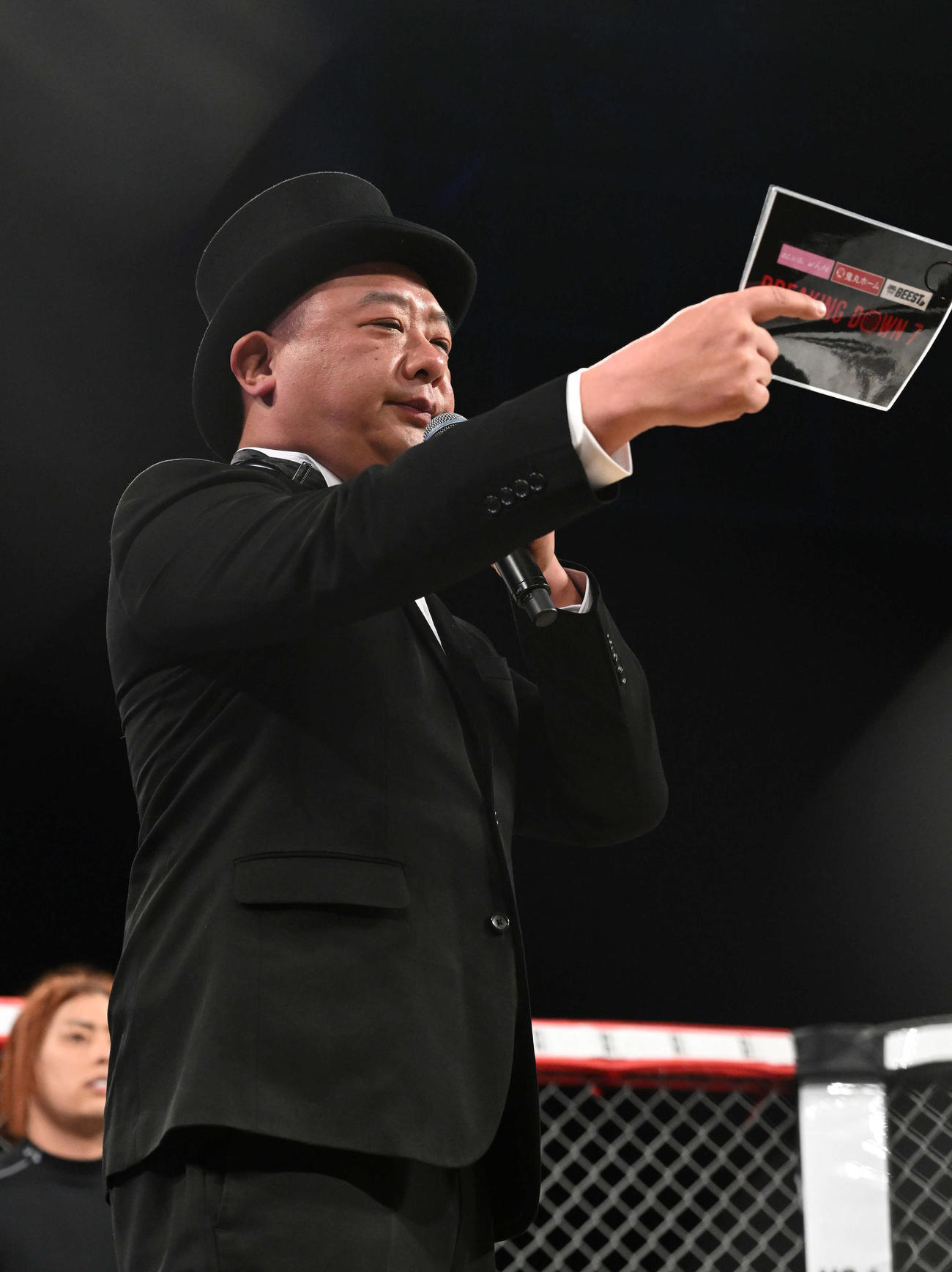 リングアナウンサーを務めるTKO木下隆行（撮影・滝沢徹郎）