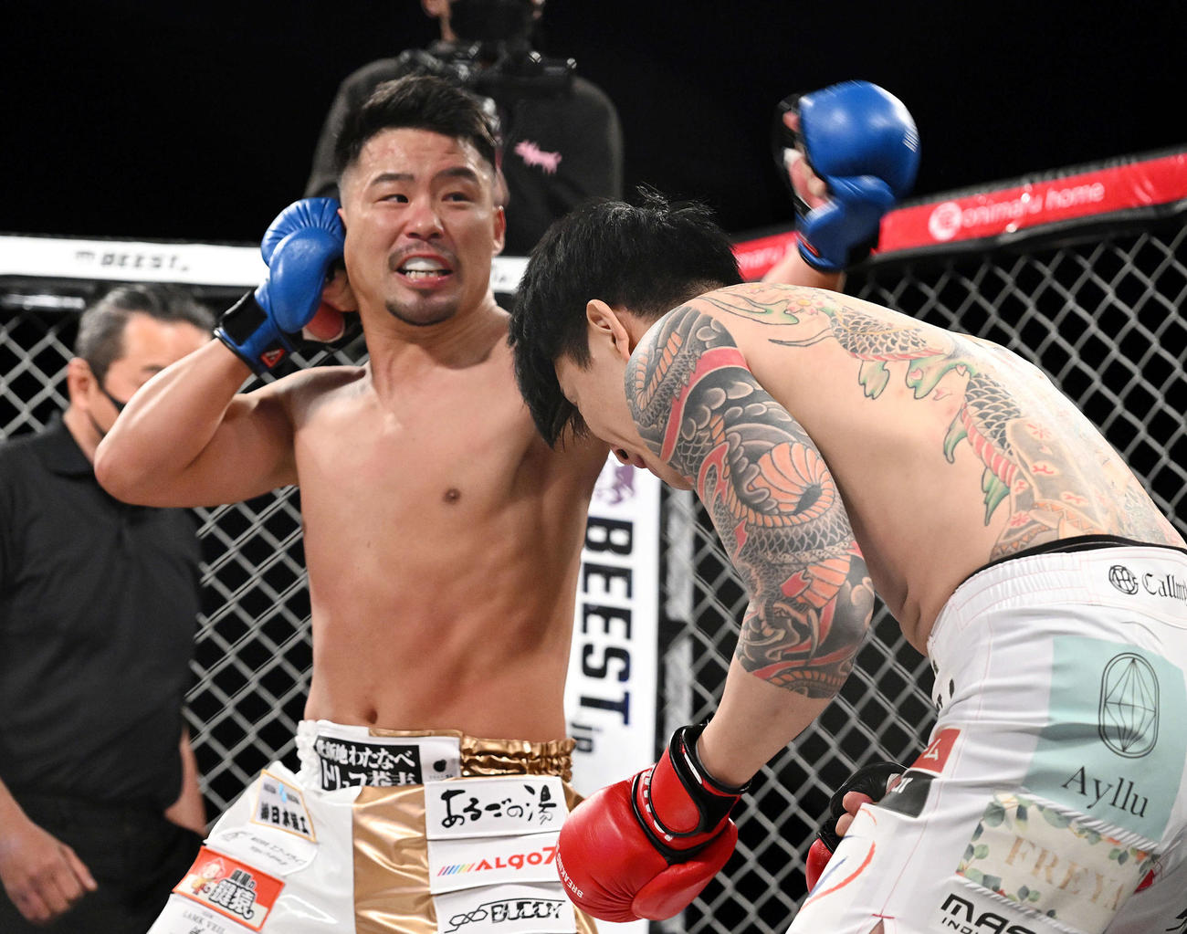 山本隆寛（左）は宮島翔にパンチを打ち込む（撮影・滝沢徹郎）