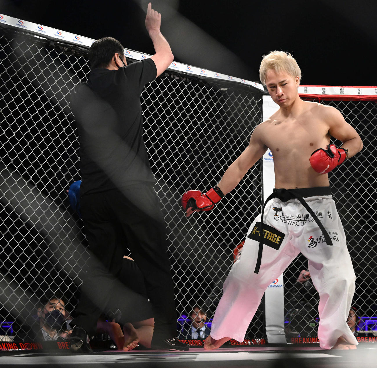 ダンチメン・あつき（右）はゲンキに勝利し決めのポーズをする（撮影・滝沢徹郎）