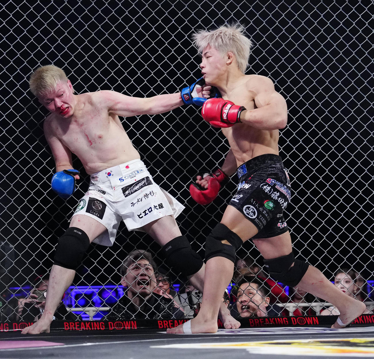 ヒロヤ（右）にパンチを放つMASAMUNE（撮影・江口和貴）