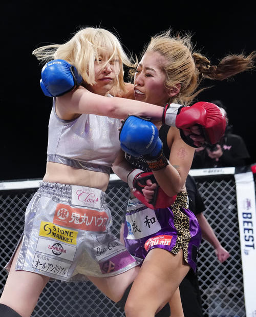 対戦するいーたろ（左）とあちゅ（撮影・江口和貴）