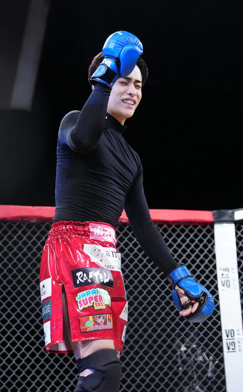 高垣に勝利した咲人（撮影・江口和貴）