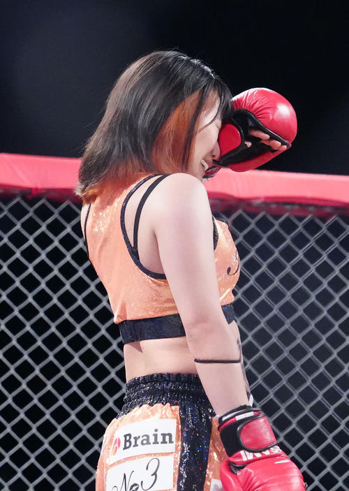 延長で木村に判定勝ちし、涙を流すいわち（撮影・江口和貴）