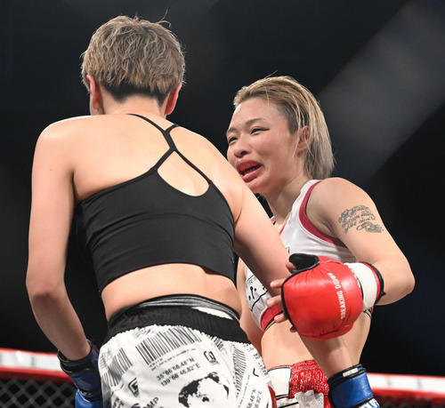 試合後、坂本瑠華（右）はあきをねぎらう（撮影・滝沢徹郎）