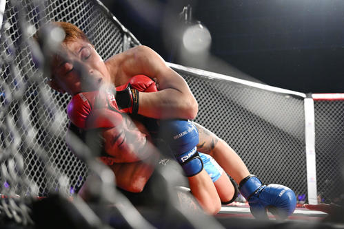 樋口武大（上）は近藤優太を絞める（撮影・滝沢徹郎）