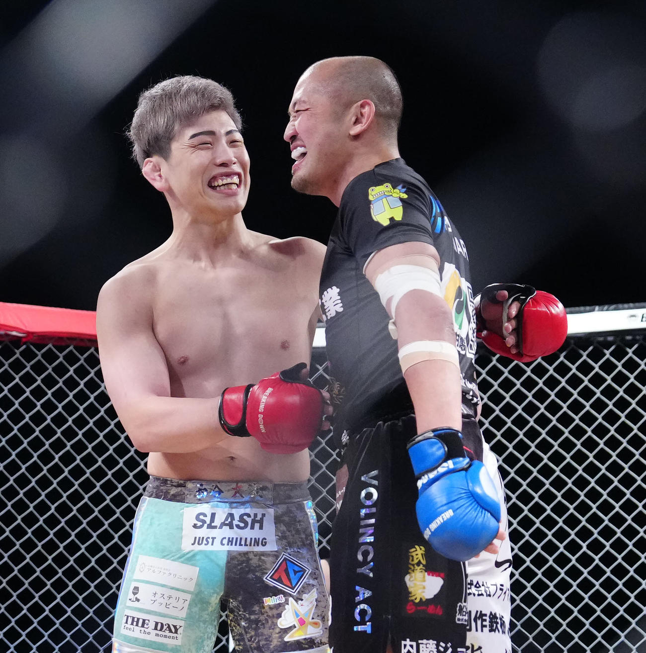 延長で横田（右）に判定勝ちし、笑顔で言葉を交わす西谷（撮影・江口和貴）