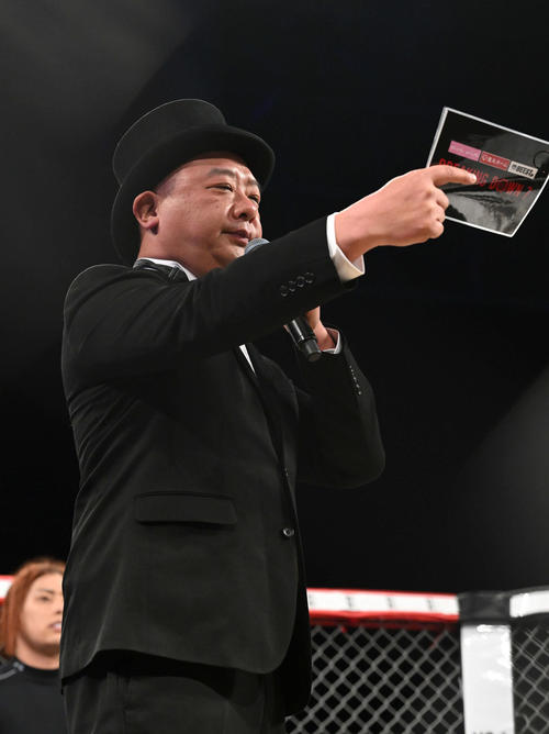 リングアナウンサーを務めるTKO木下隆行（撮影・滝沢徹郎）