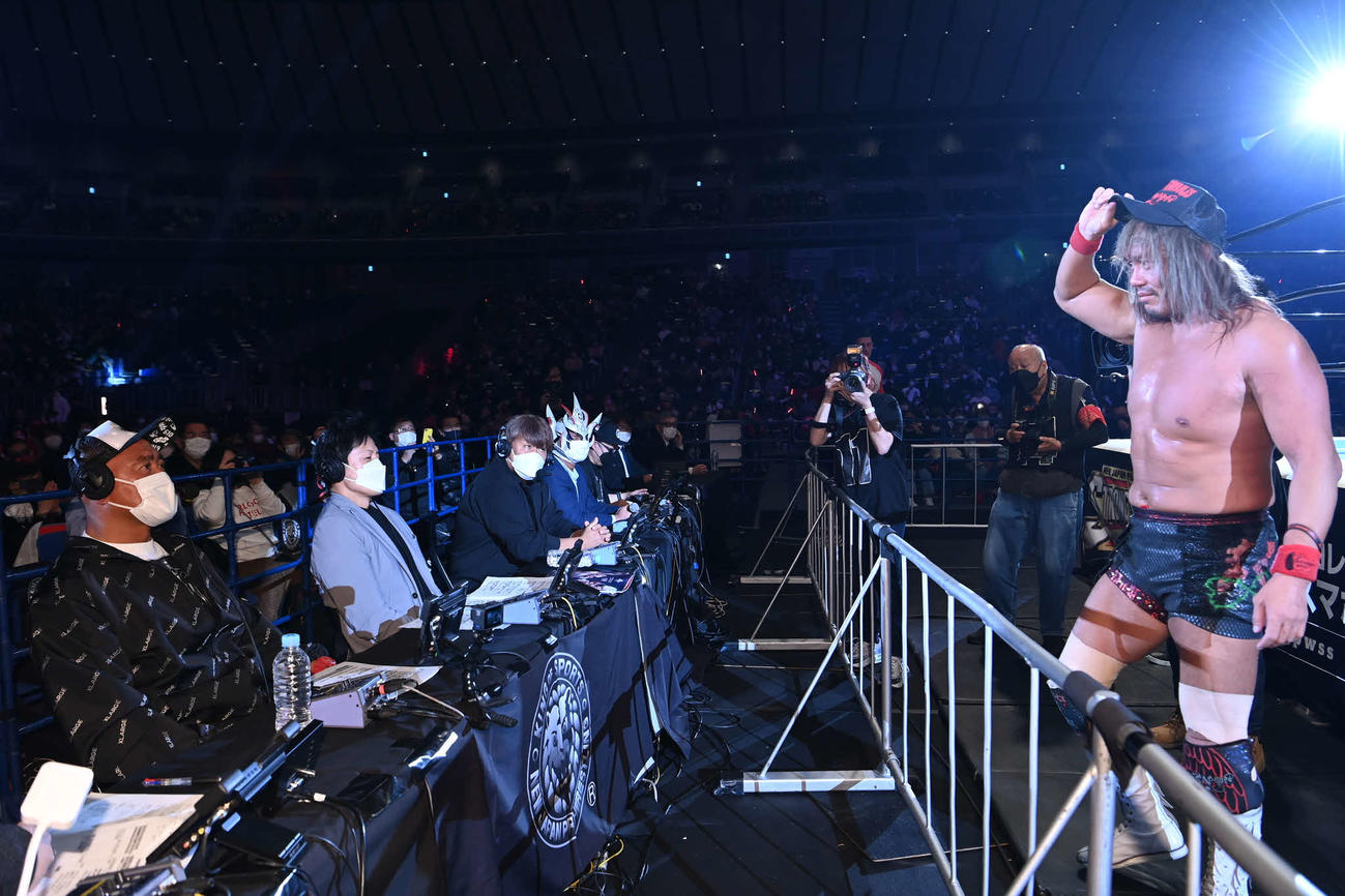 内藤（右）と視線を交わす武藤（新日本プロレス提供）