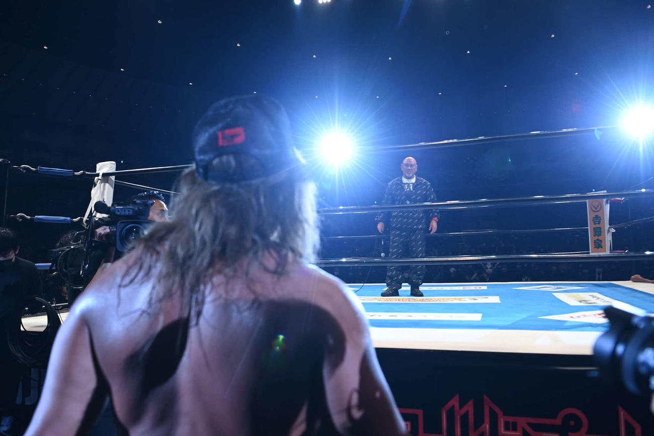 内藤（手前）に呼びかける武藤（新日本プロレス提供）