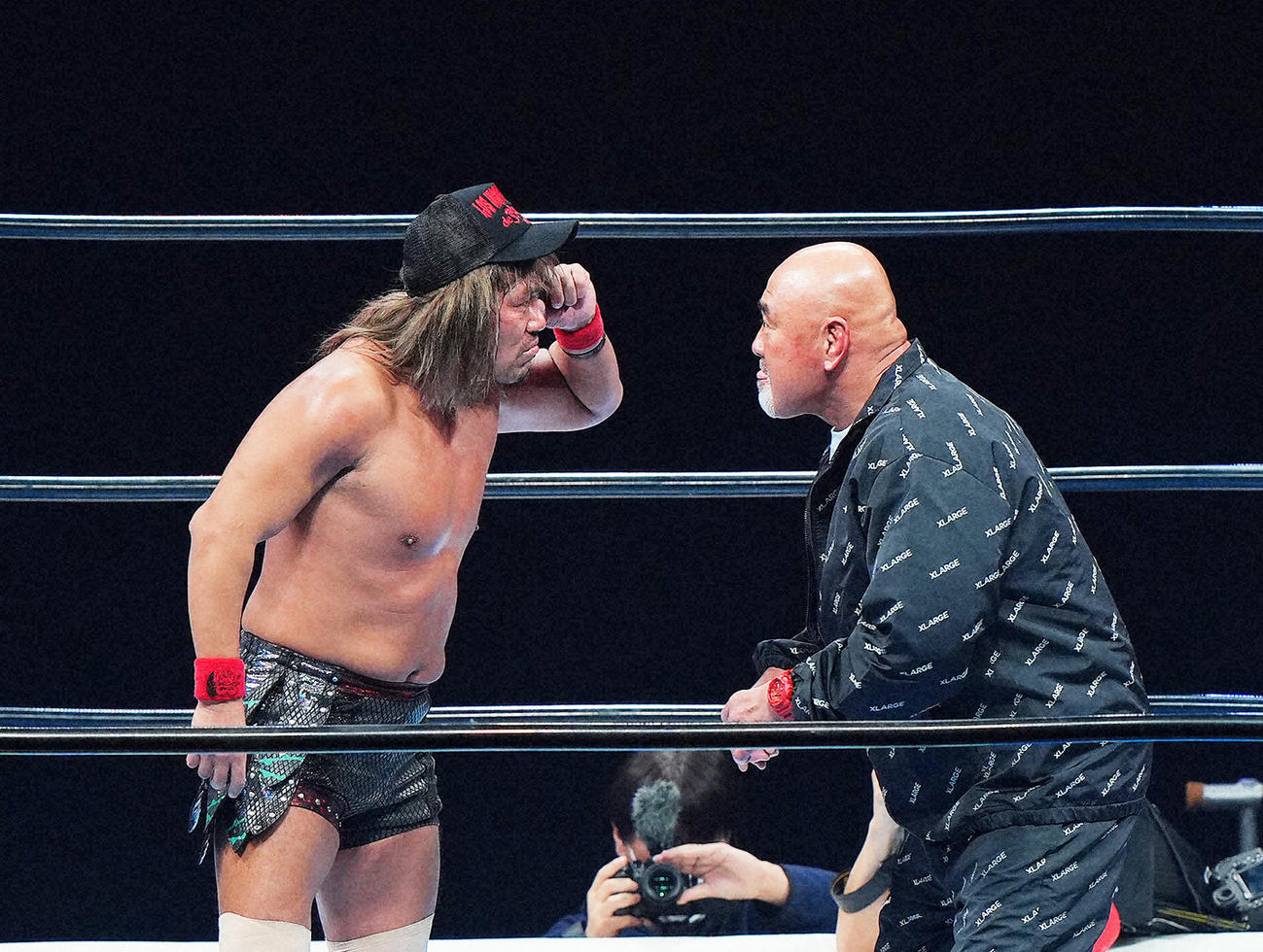 1月21日、対戦が決まりリング中央でにらみ合う内藤哲也（左）と武藤敬司（撮影・垰建太）