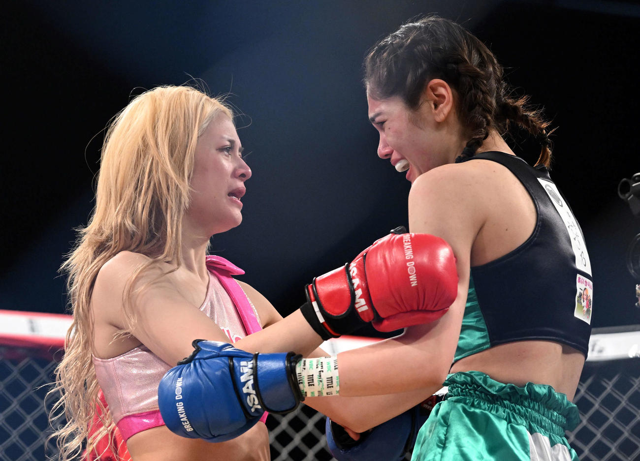 試合後、涙ながらに健闘をたたえ合う宮里かおり（右）とはろーあにー（撮影・滝沢徹郎）