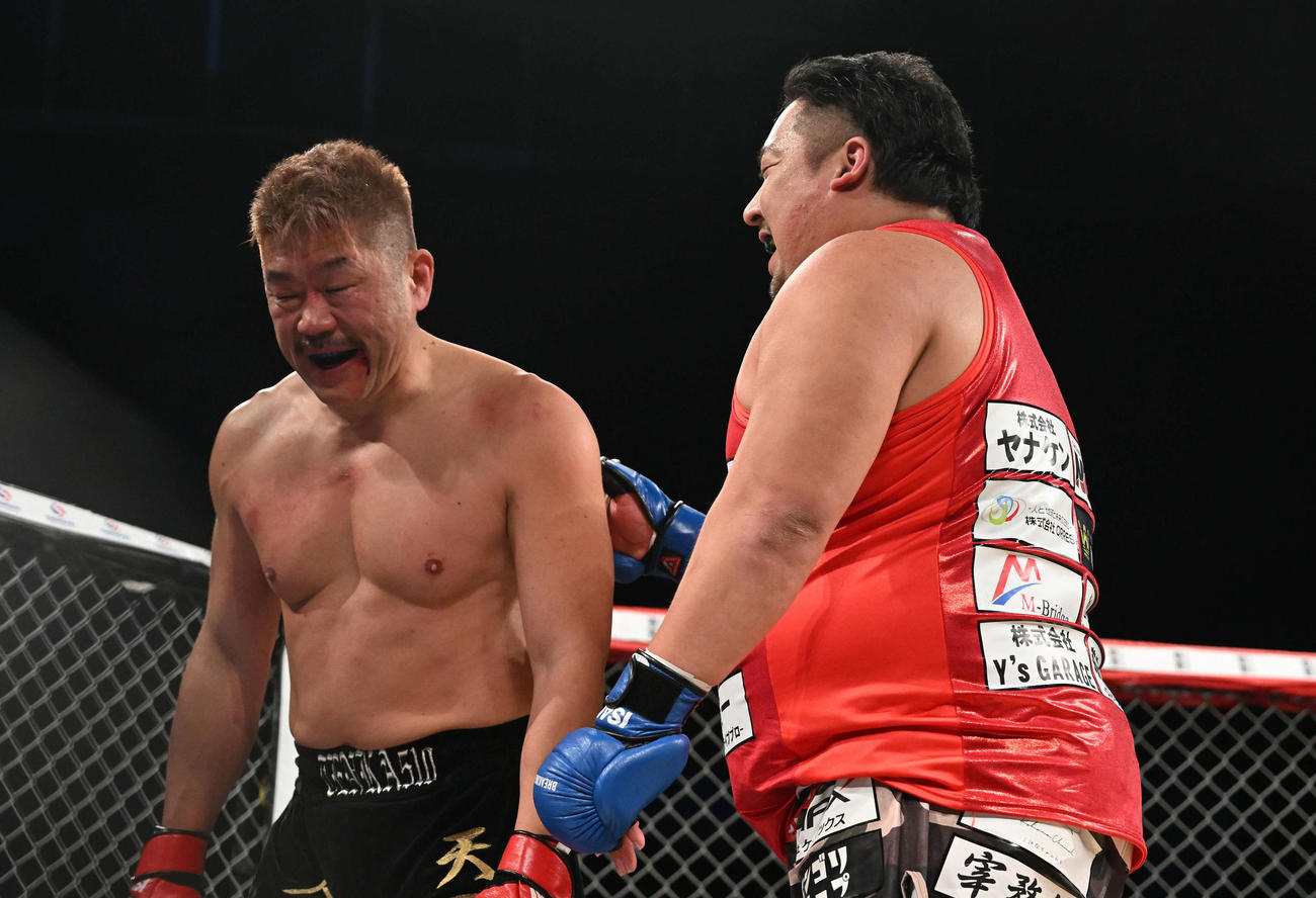 試合後、ノッコン寺田（右）は天田ヒロミをねぎらう（撮影・滝沢徹郎）