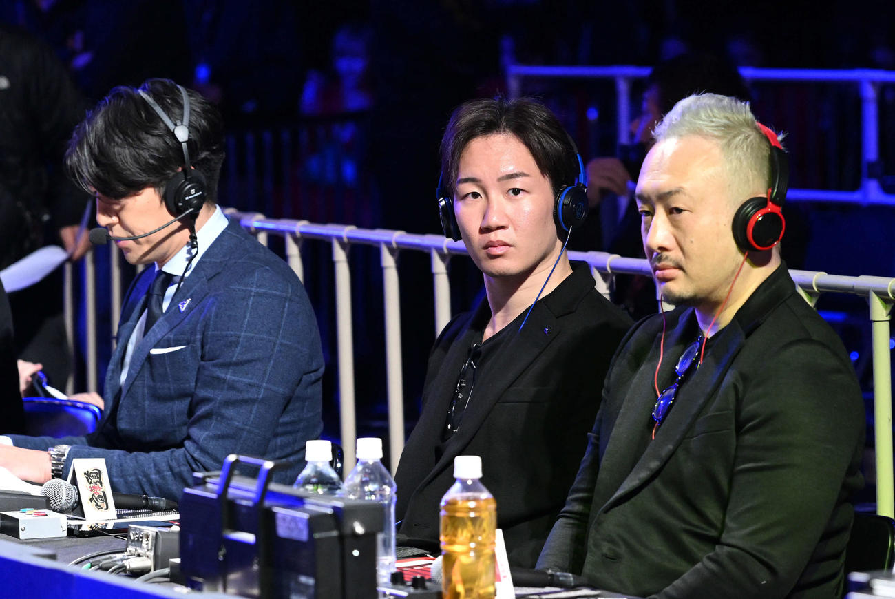 試合開始を待つ朝倉未来（中央）（撮影・滝沢徹郎）