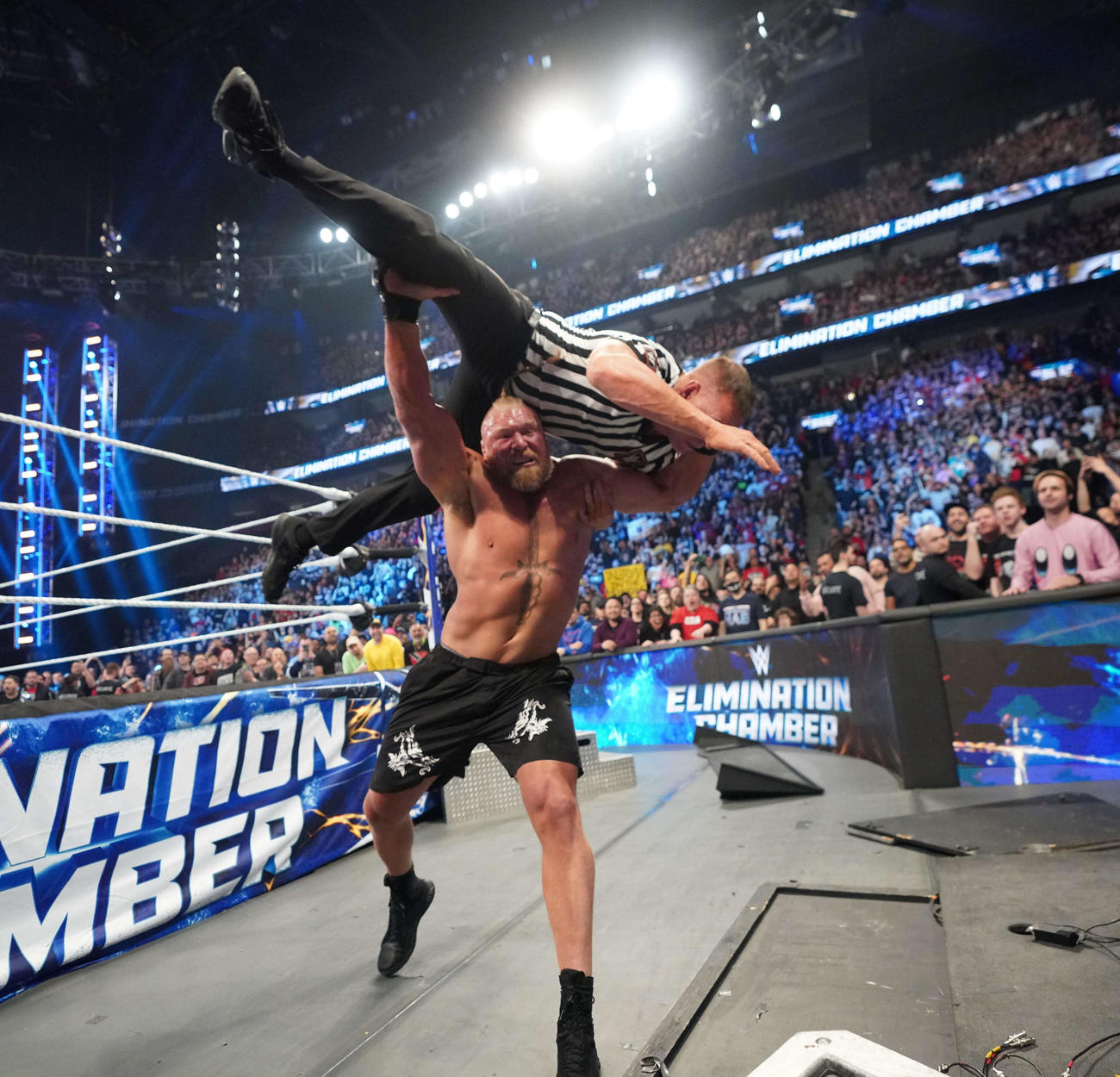 レフェリー（上）を解説席に投げ飛ばしたブロック・レスナー（C）2023 WWE, Inc. All Rights Reserved.