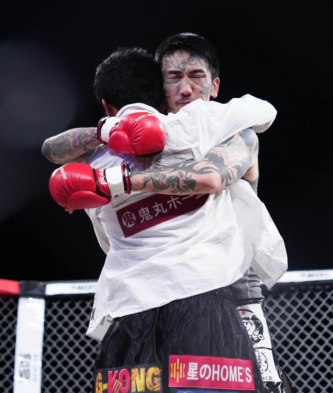 延長でバン仲村（手前）に判定勝ちし、抱き合う瓜田（撮影・江口和貴）