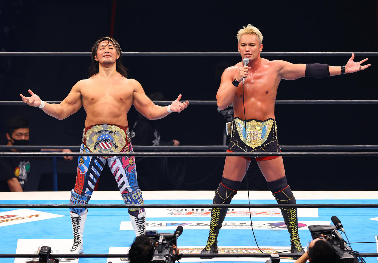 棚橋弘至（左）とオカダ・カズチカ（2022年撮影）