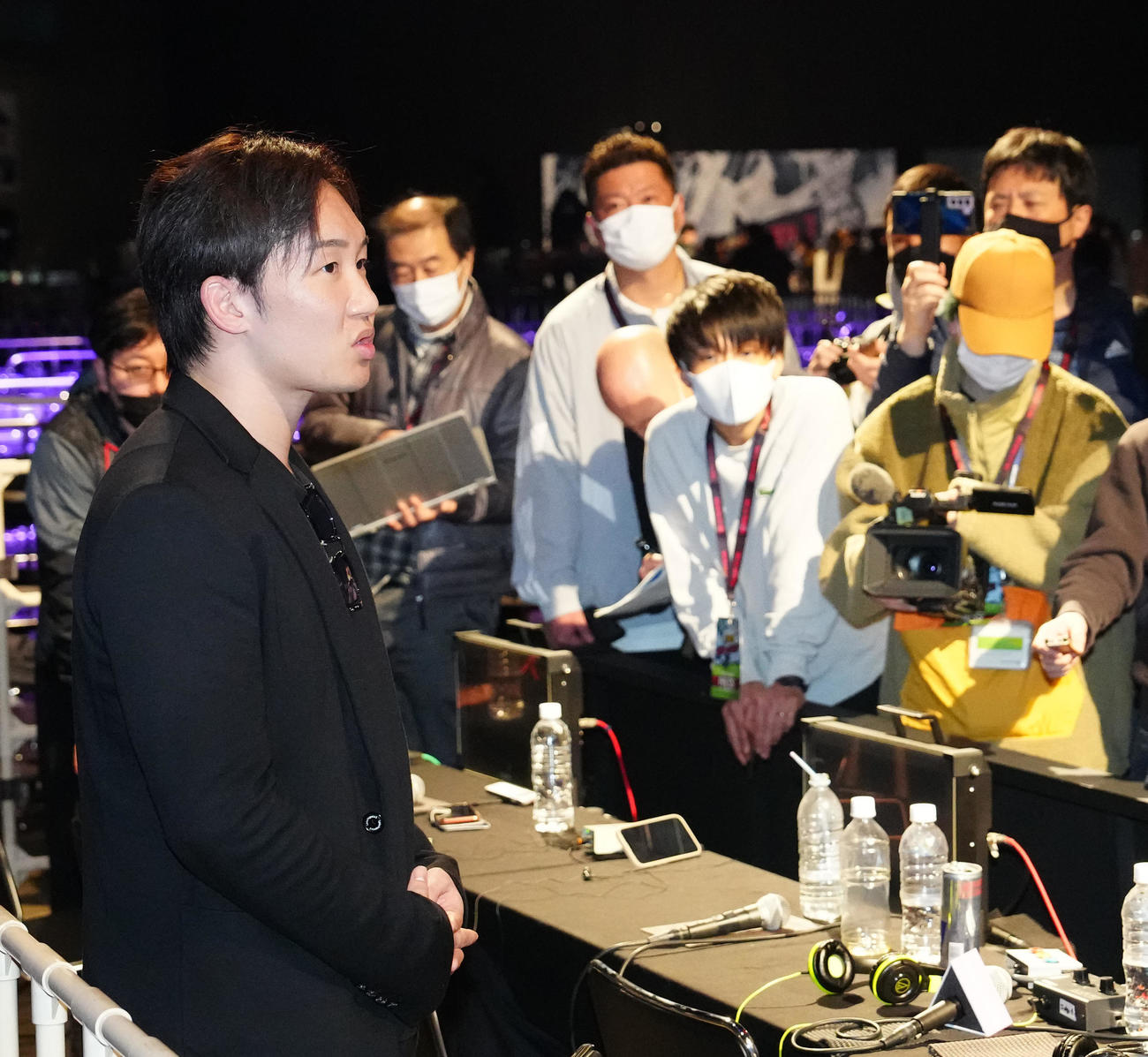 大会後、取材に応じる朝倉未（撮影・江口和貴）