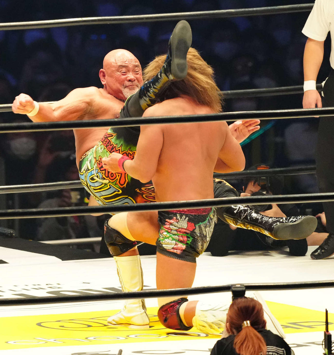 内藤にシャイニング・ウィザードを決める武藤（撮影・江口和貴）
