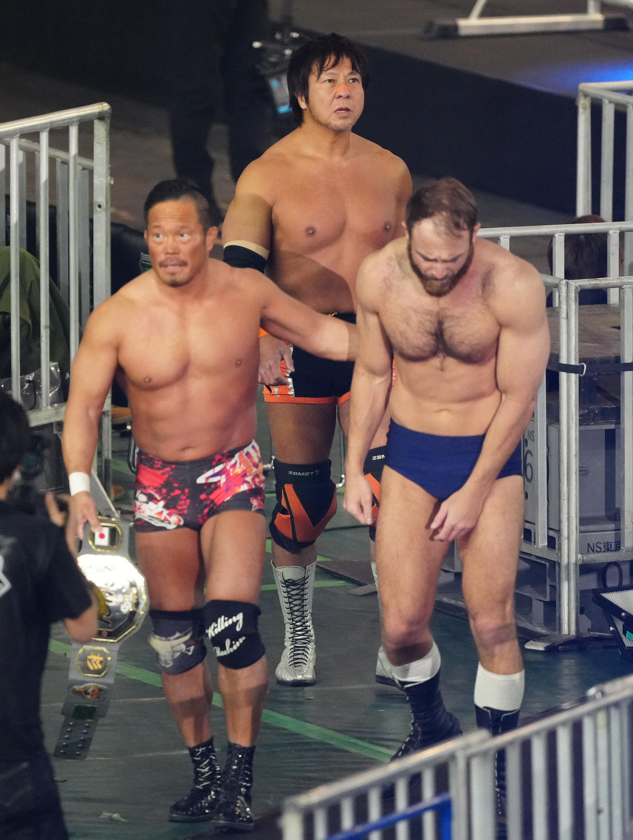 敗れ、引き揚げる杉浦（左）、小島（中央）、サッチャー組（撮影・江口和貴）