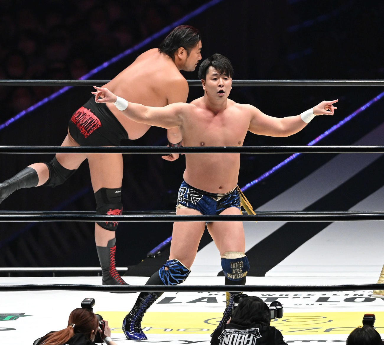 6人タッグで青柳は武藤のプロレスLOVEポーズをまねる（撮影・滝沢徹郎）