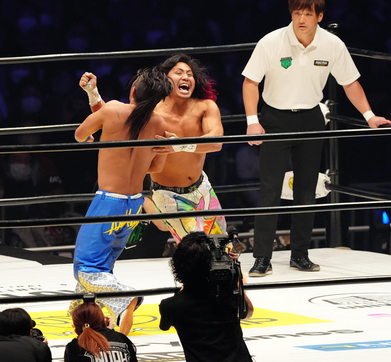 AMAKUSA（左）にラリアットを決める高橋ヒロム（撮影・江口和貴）